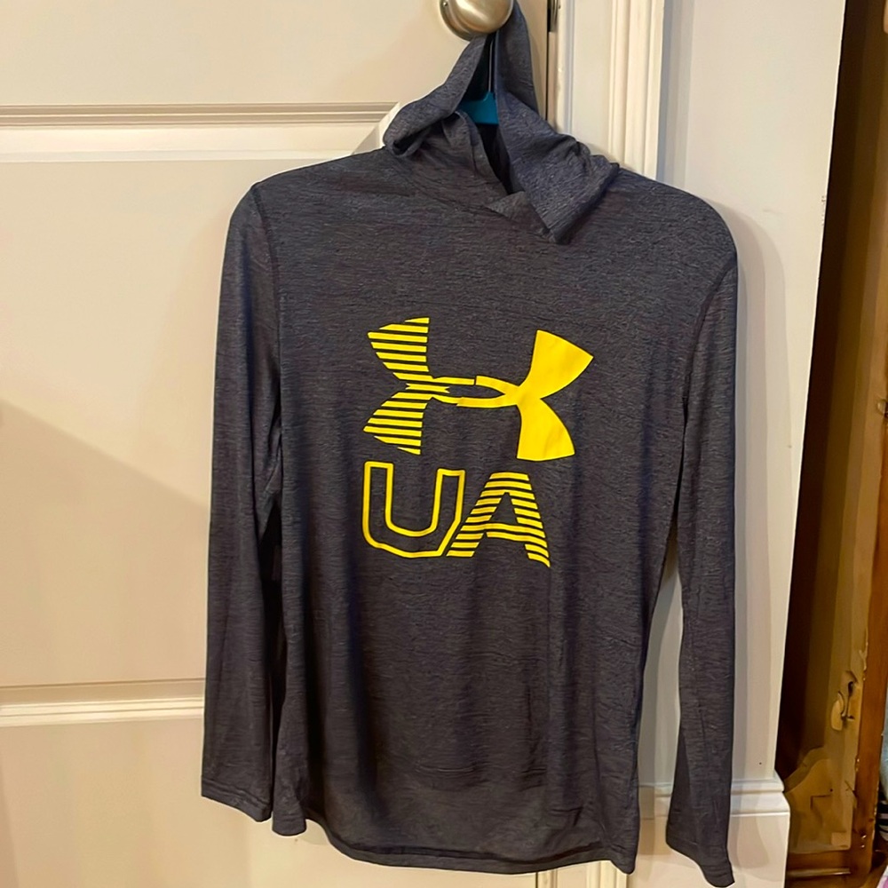 Men’s Under Amour Active Wear Long Sleeve Hooded Top, Size Medium. NWT
